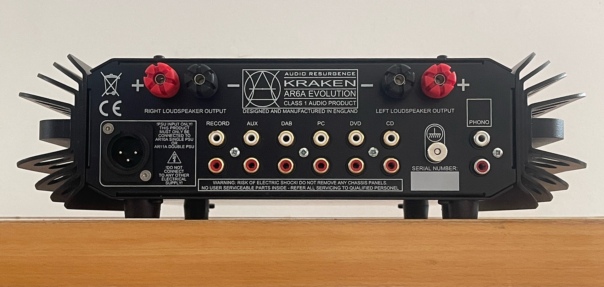 Kraken AR6A aansluitingen Achterzijde van de Kraken AR6A Evolution geïntegreerde versterker met RCA-ingangen, luidsprekerterminals en phono aansluiting.
