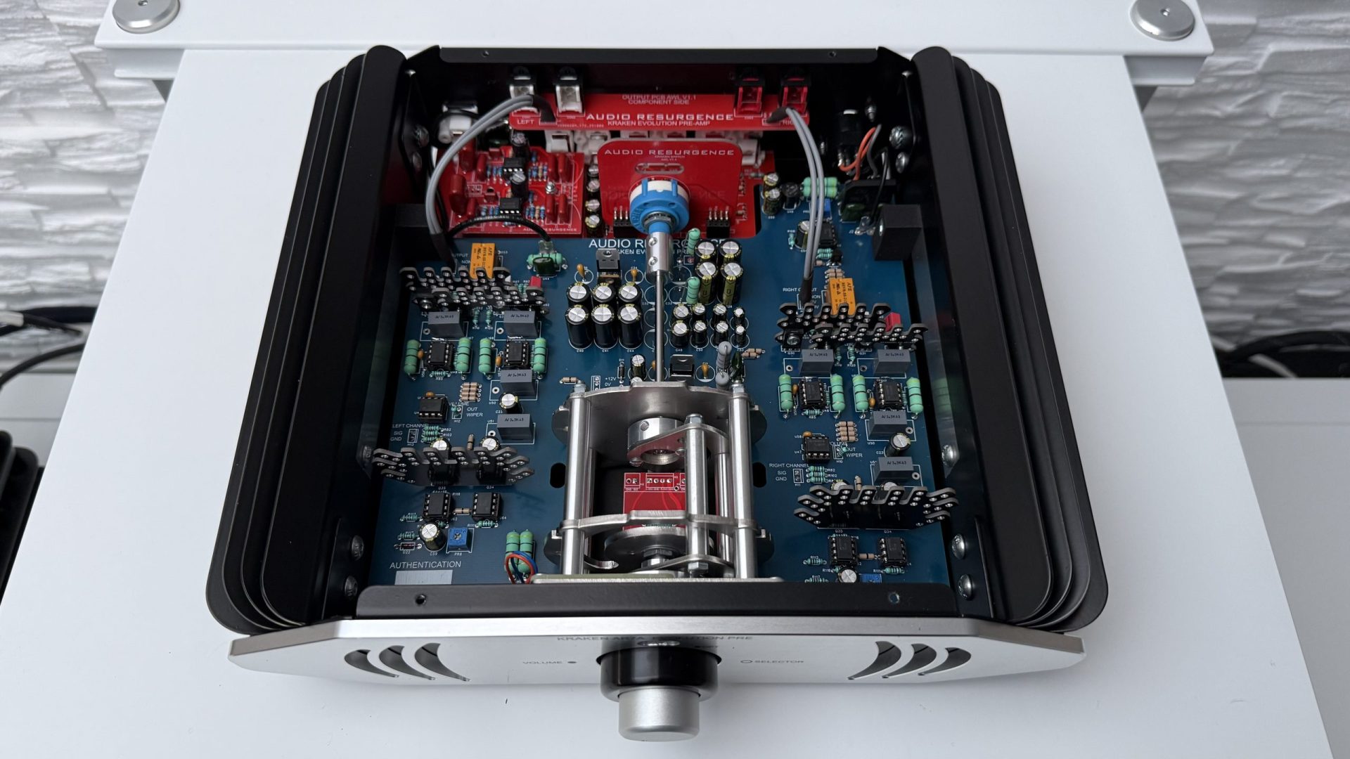 Kraken AR7A binnenkant Binnenzijde van de Audio Resurgence Kraken AR7A voorversterker met discrete analoge schakelingen en symmetrische opbouw