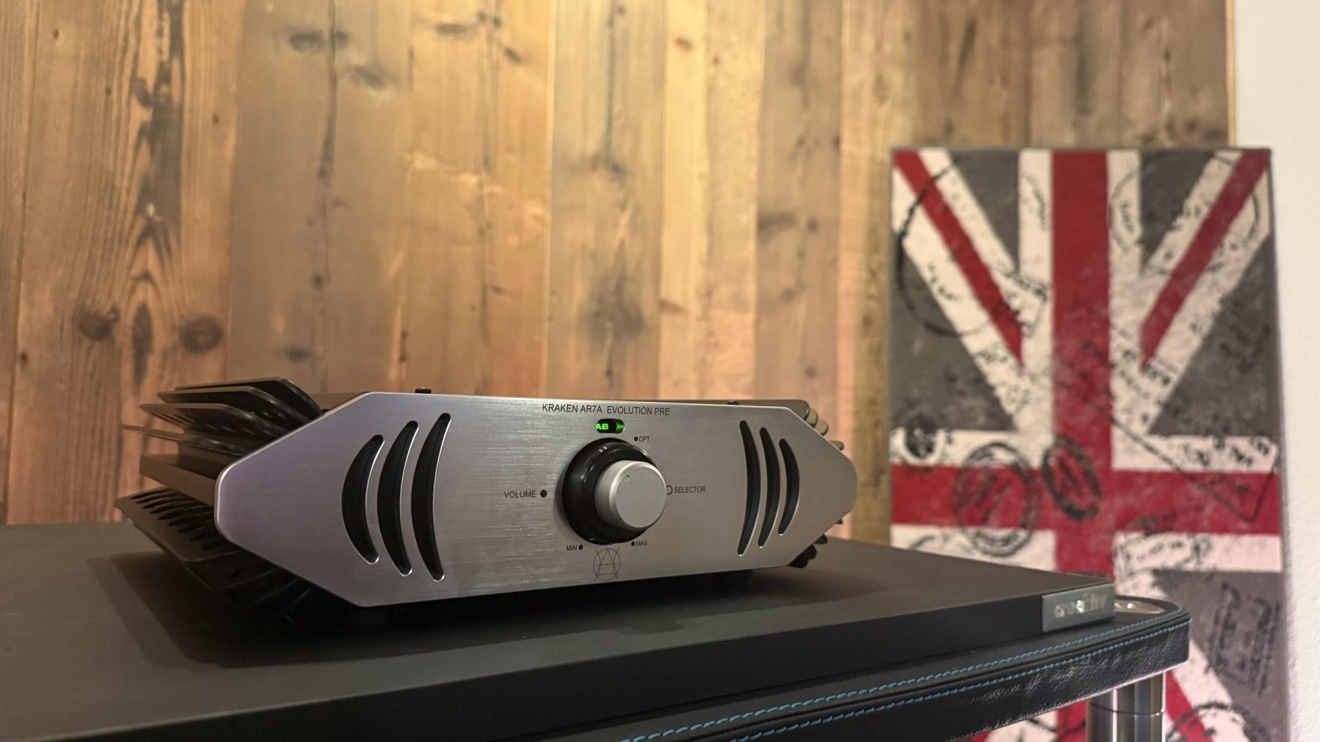 Kraken AR7A front zilver Audio Resurgence Kraken AR7A voorversterker in zilveren uitvoering – frontaanzicht in high-end audioset