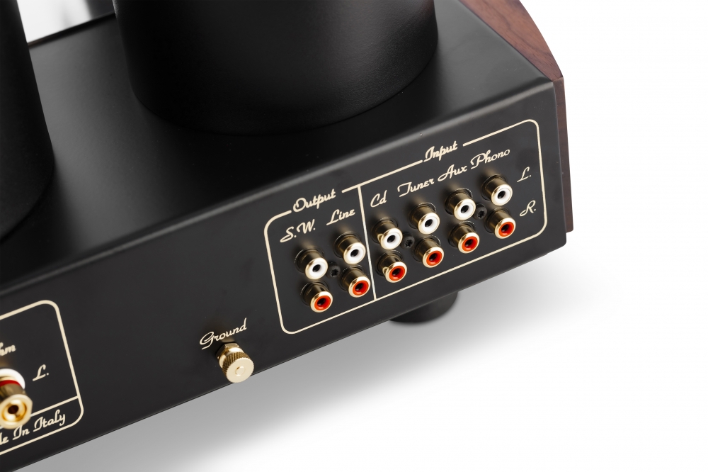 MastersounD Icona Input en output Verbind je favoriete audiobronnen met de Mastersound Icona voor een ongeëvenaarde luisterervaring.
