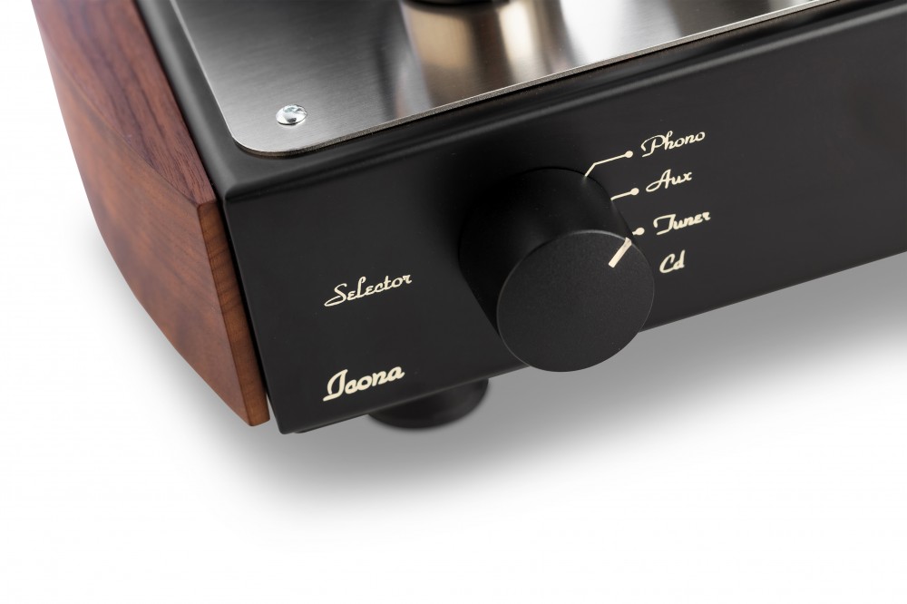 MastersounD Icona ingang selector Detailopname van de hoogwaardige afwerking van de Mastersound Icona, met een focus op de houten zijkant en de metalen knoppen.